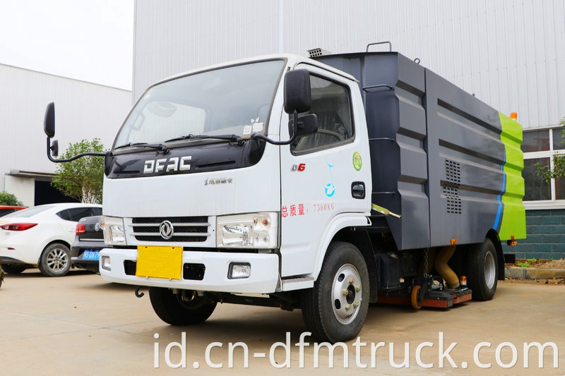 Dongfeng Dollicar D6 102hp 4x2 Road Sweeper Truck